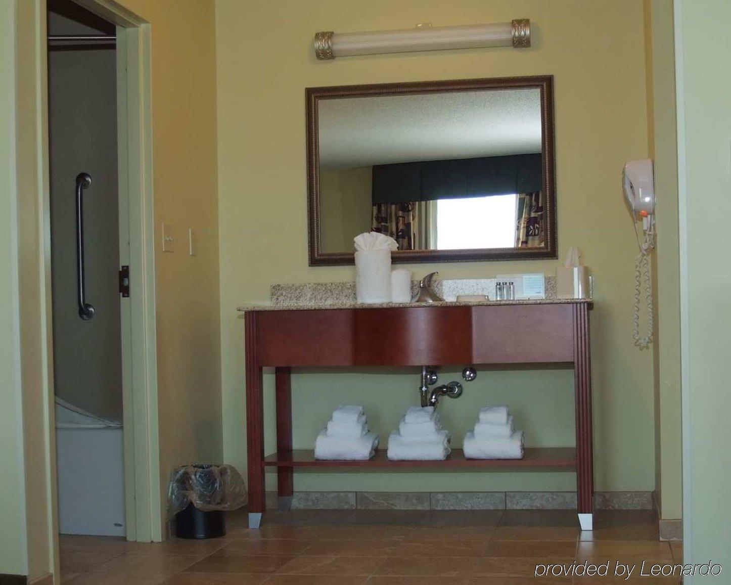 Hampton Inn Macomb Room photo